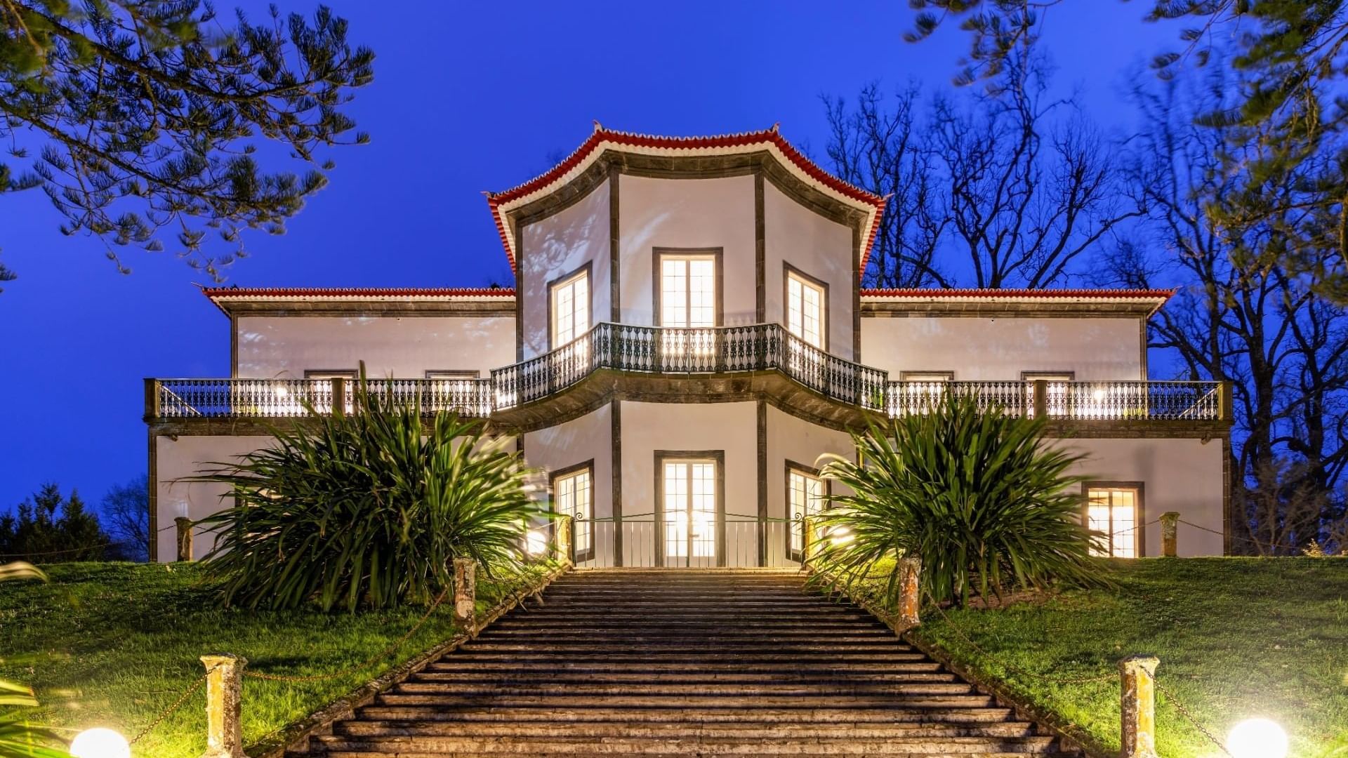 Image of Botania hall night